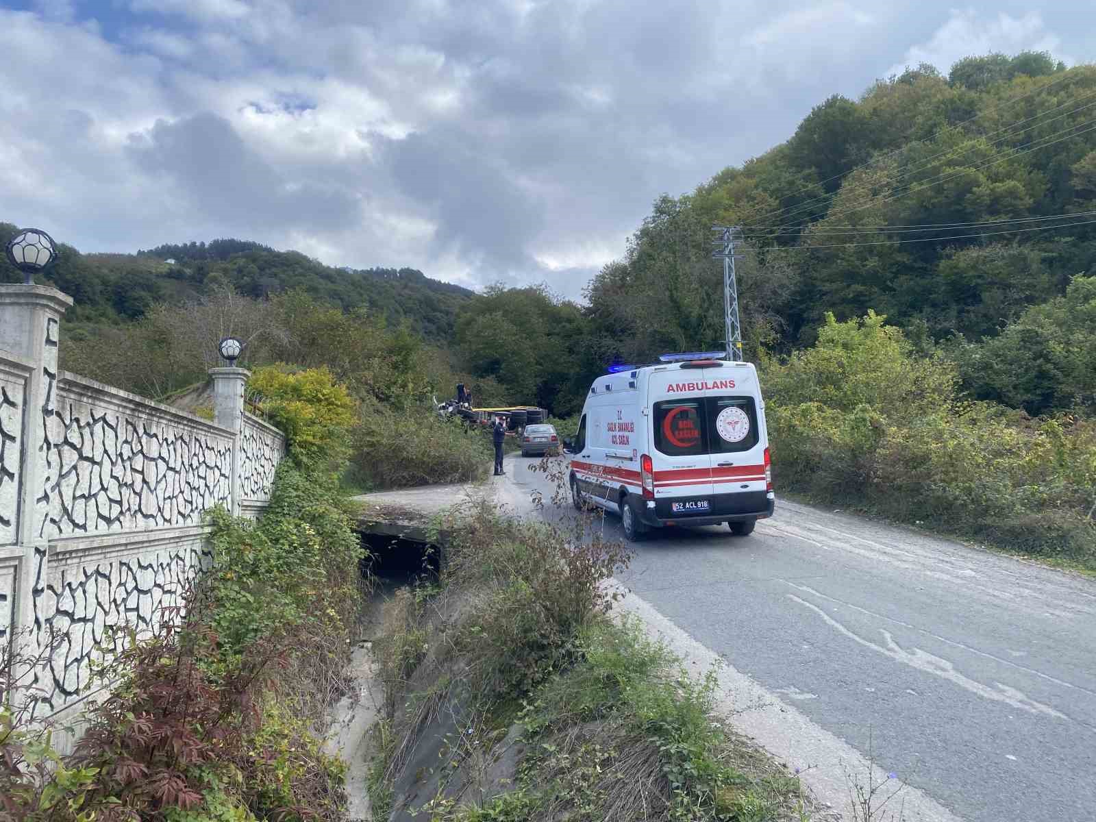 orduda-kil-yuklu-kamyon-devrildi-2-yarali