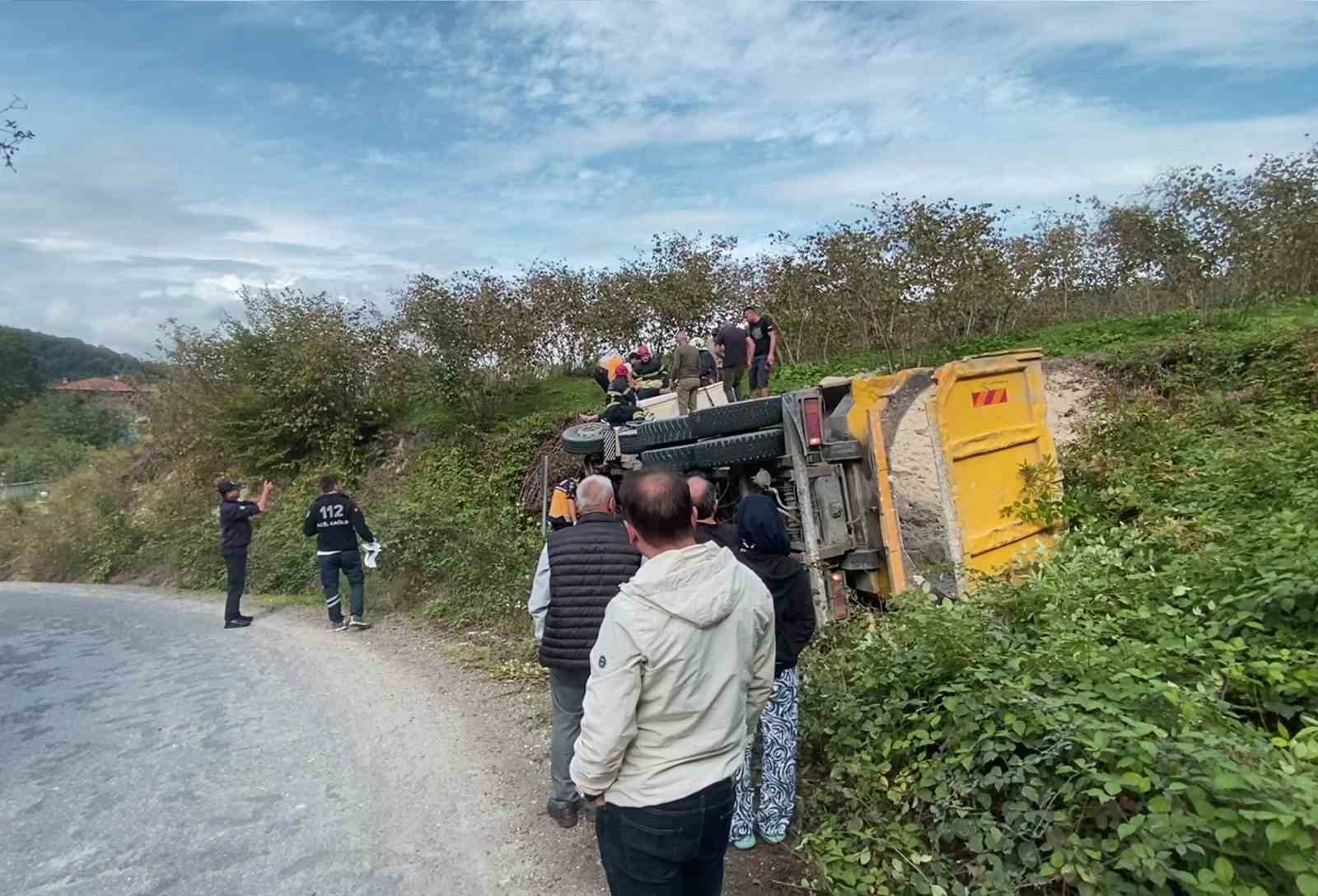 orduda-kil-yuklu-kamyon-devrildi-2-yarali