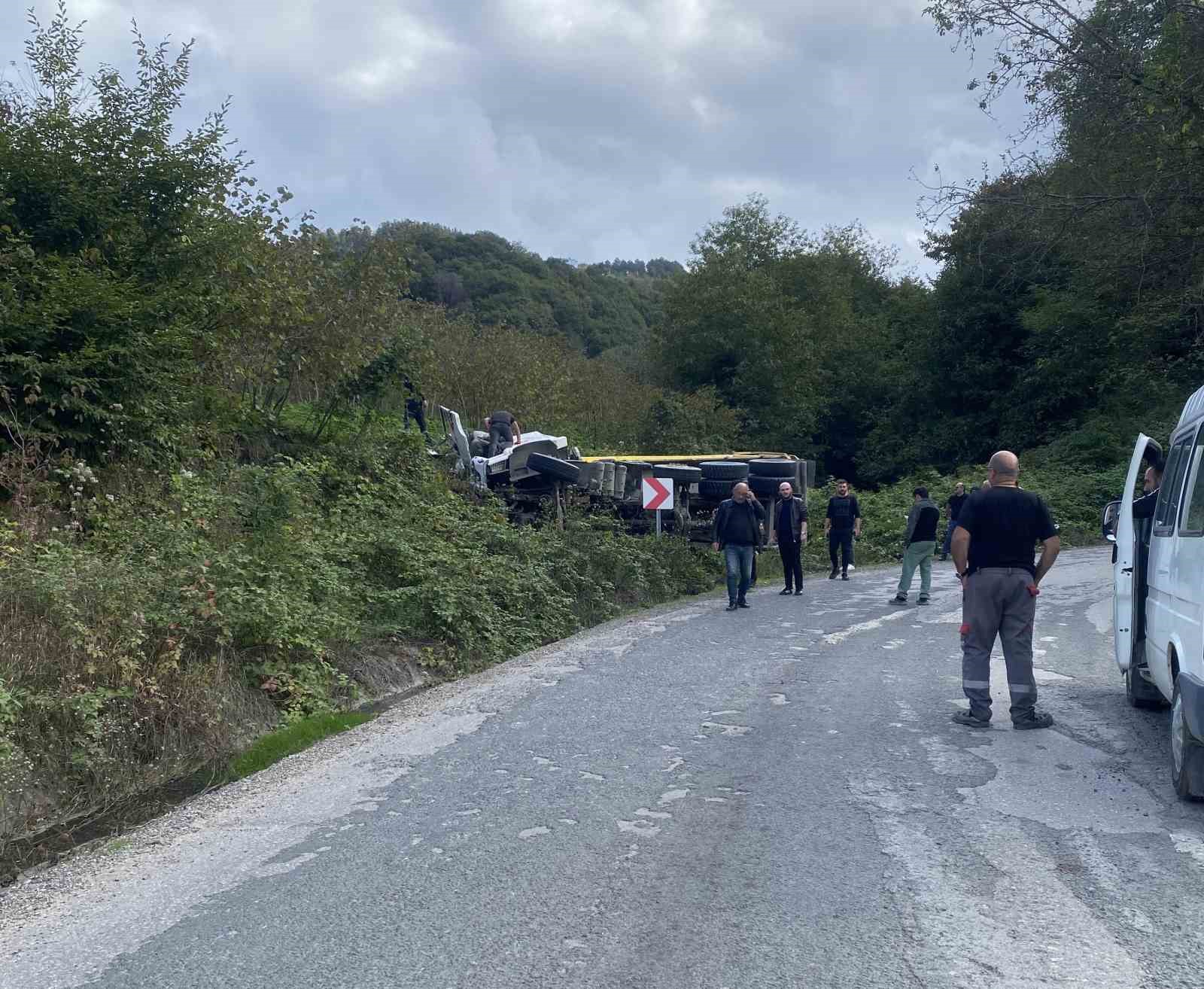 orduda-kil-yuklu-kamyon-devrildi-2-yarali