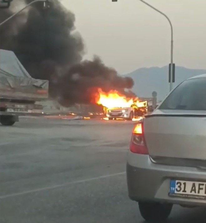 osmaniyede-otomobil-alev-topuna-dondu