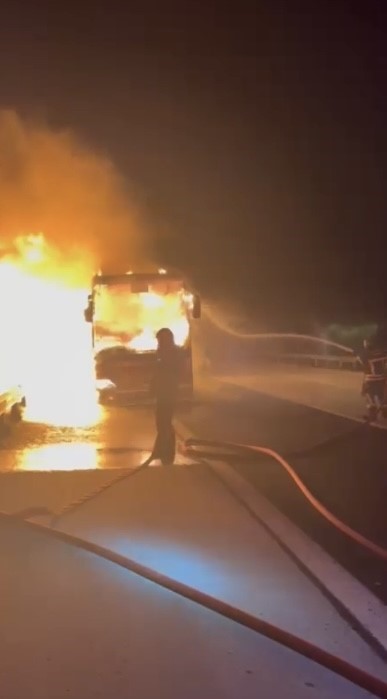 osmaniyede-seyir-halindeki-yolcu-otobusu-alev-alev-yandi