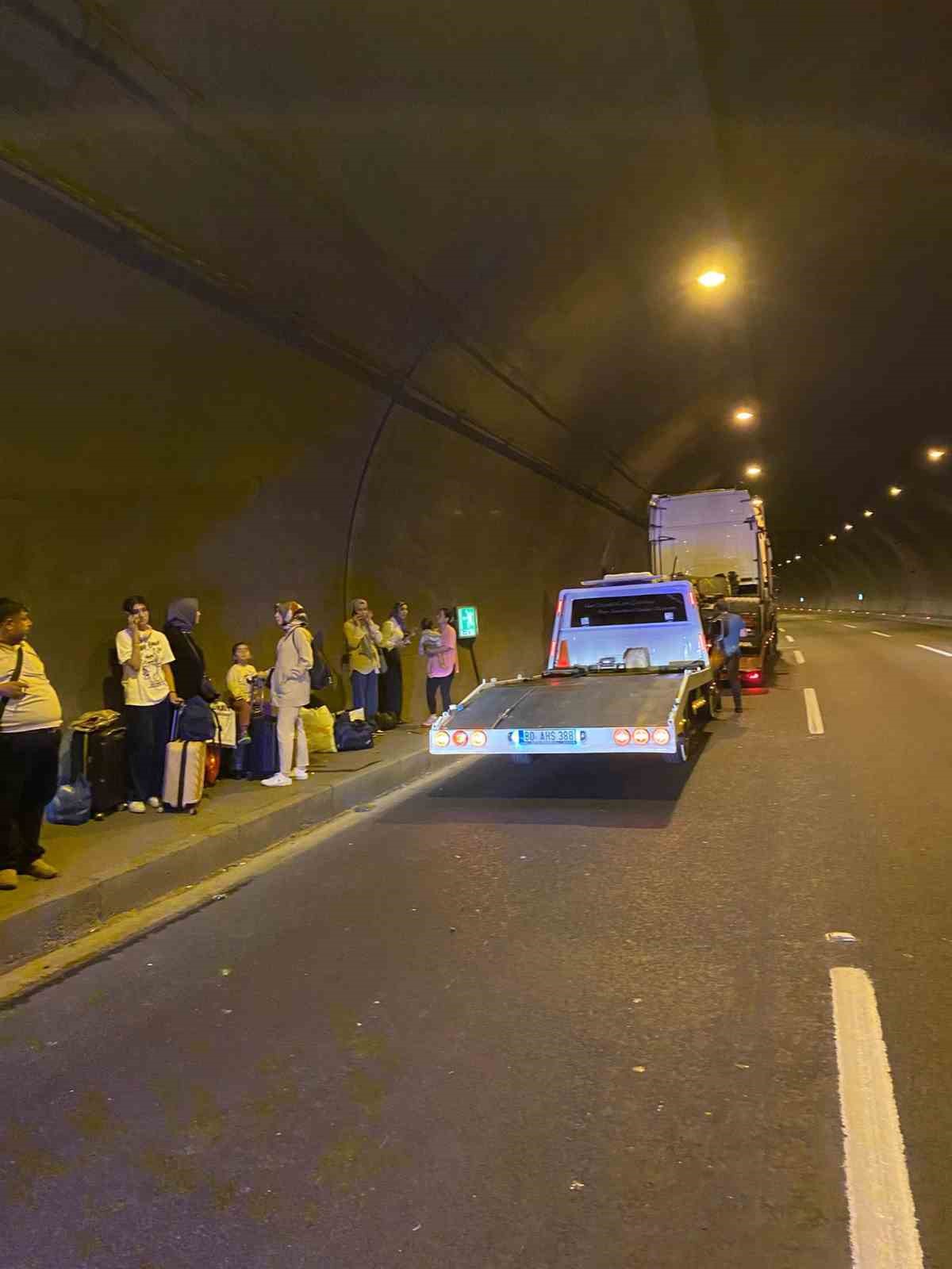 osmaniyede-yolcu-otobusu-tira-carpti-8-kisi-yaralandi