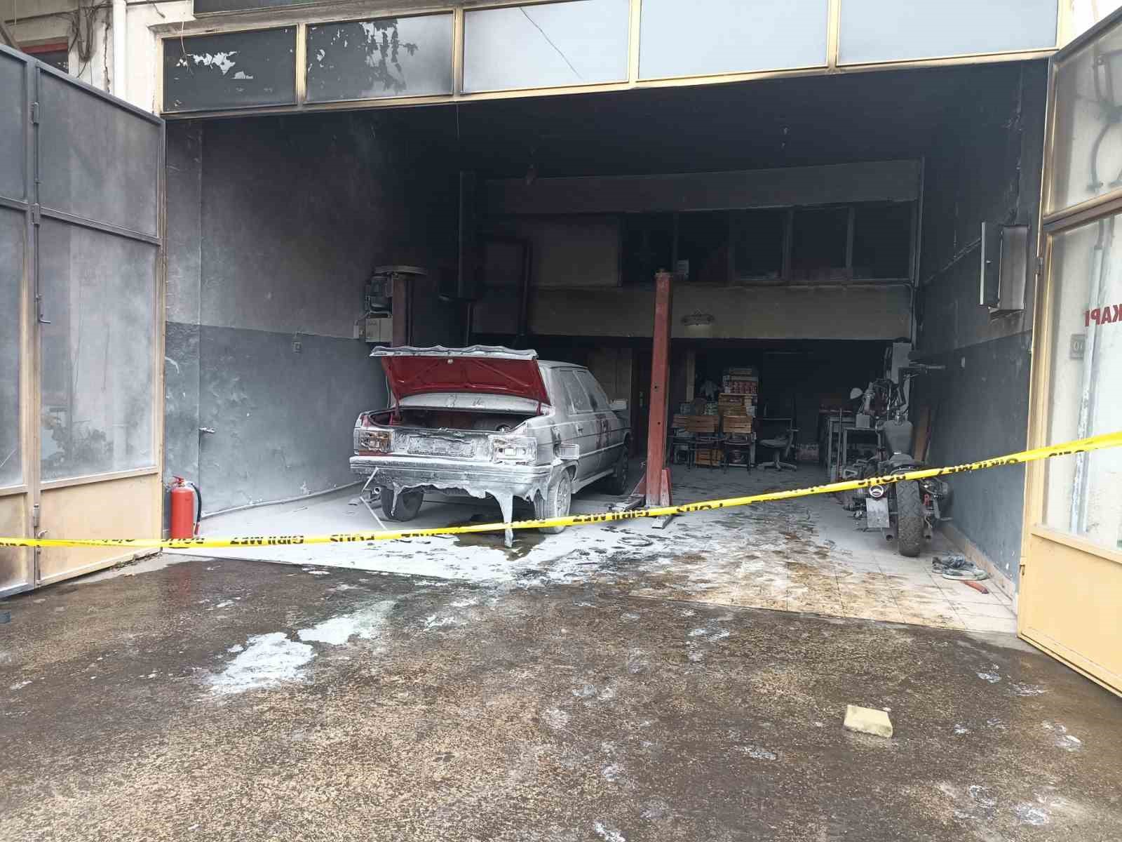 oto-tamirhanesinde-dehset-anlari-yanmaktan-boyle-kurtuldular