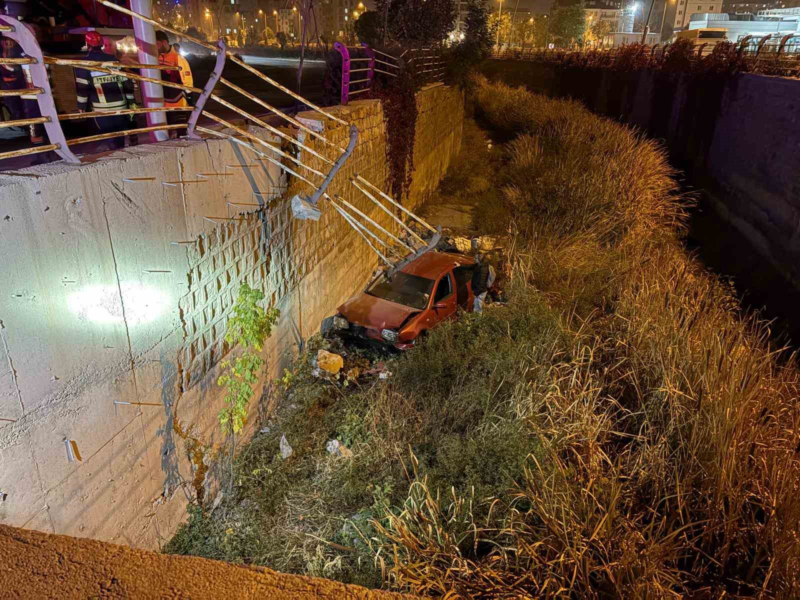 otomobil-5-metrelik-kanala-uctu-surucunun-burnu-bile-kanamadi