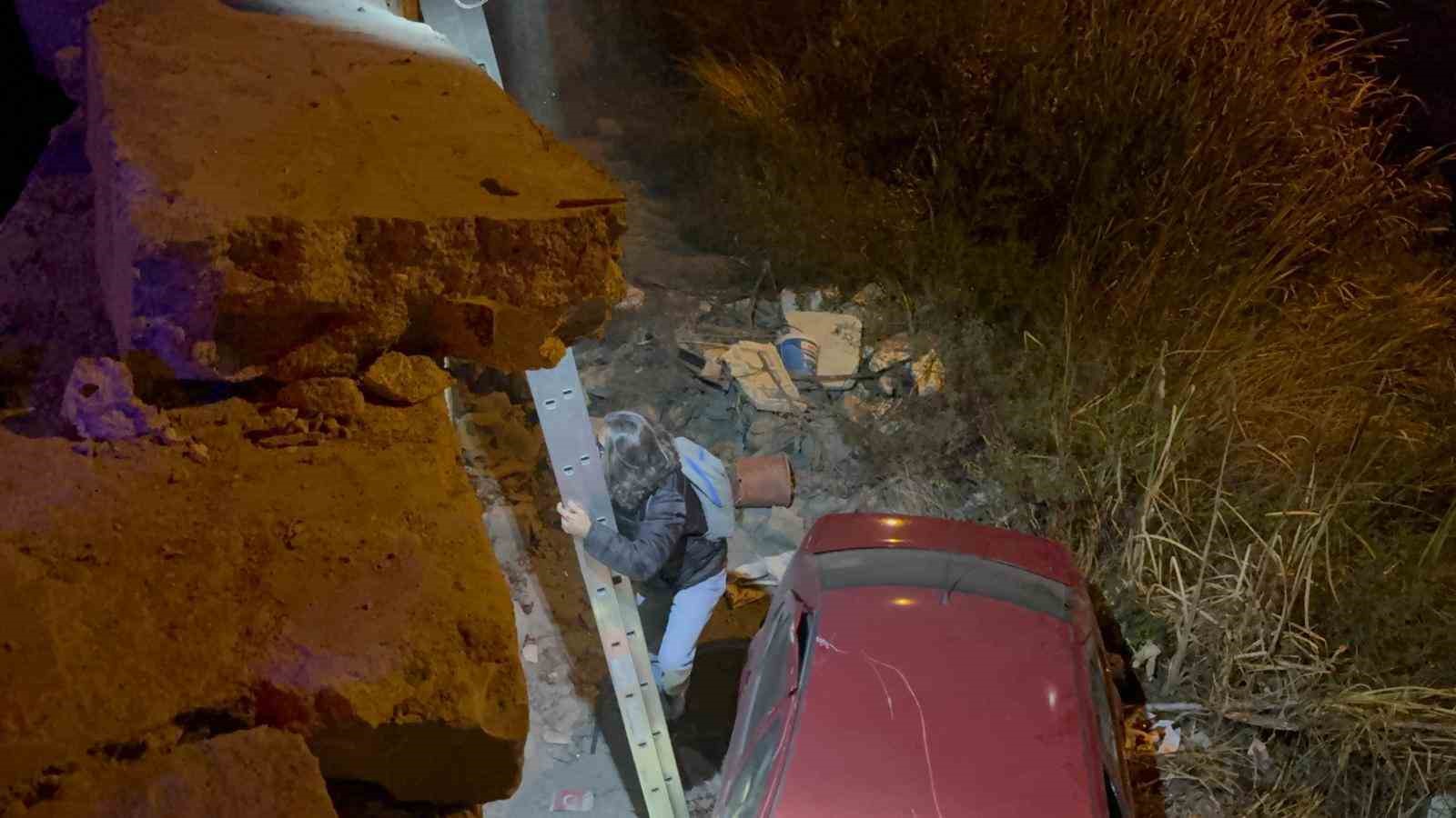 otomobil-5-metrelik-kanala-uctu-surucunun-burnu-bile-kanamadi