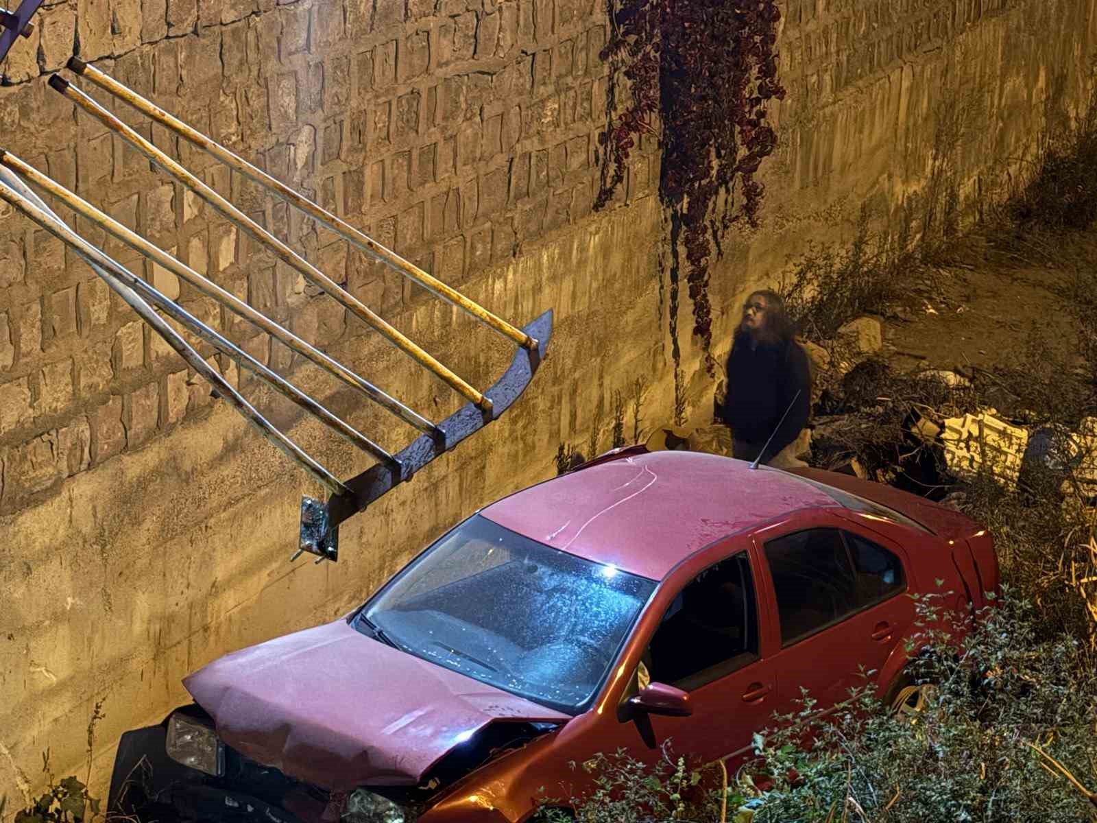 otomobil-5-metrelik-kanala-uctu-surucunun-burnu-bile-kanamadi