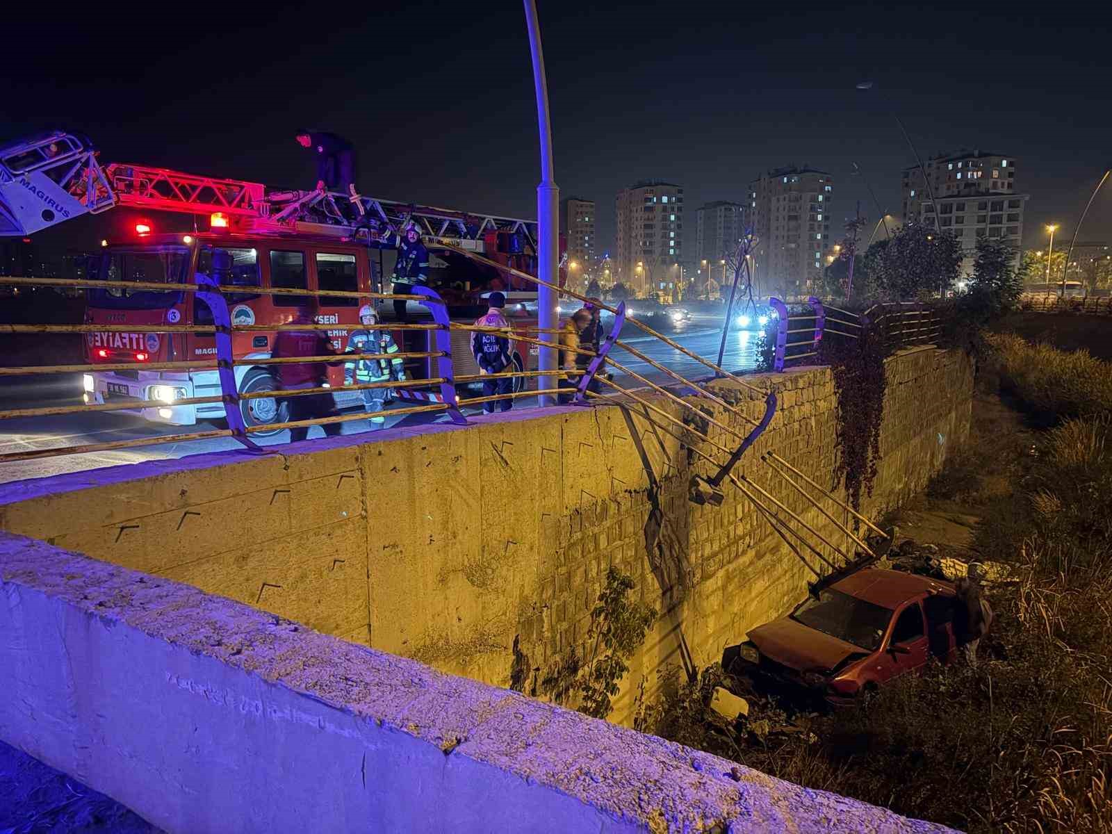 otomobil-5-metrelik-kanala-uctu-surucunun-burnu-bile-kanamadi