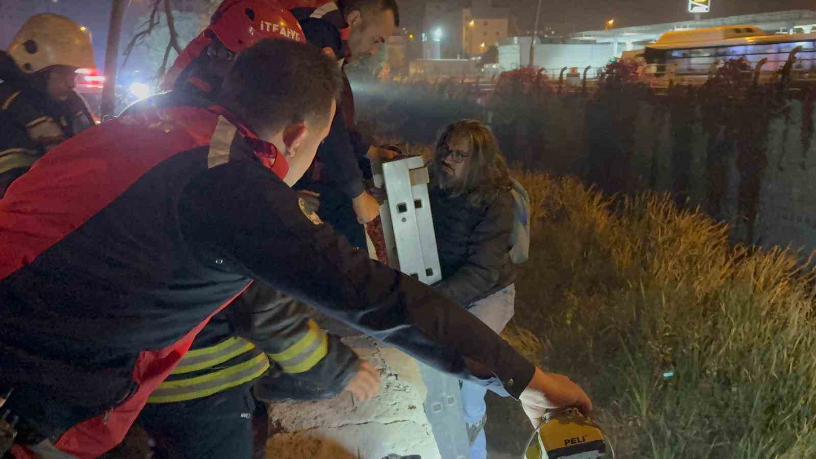 otomobil-5-metrelik-kanala-uctu-surucunun-burnu-bile-kanamadi