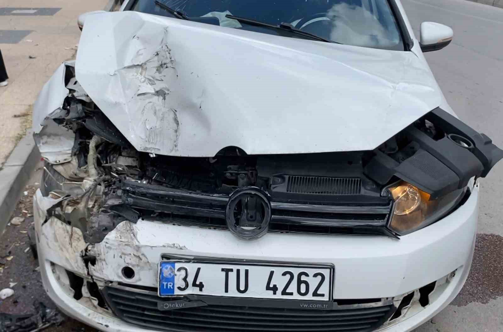 otomobil-park-halindeki-araclara-carpti