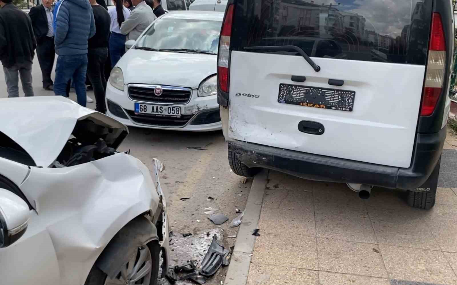 otomobil-park-halindeki-araclara-carpti