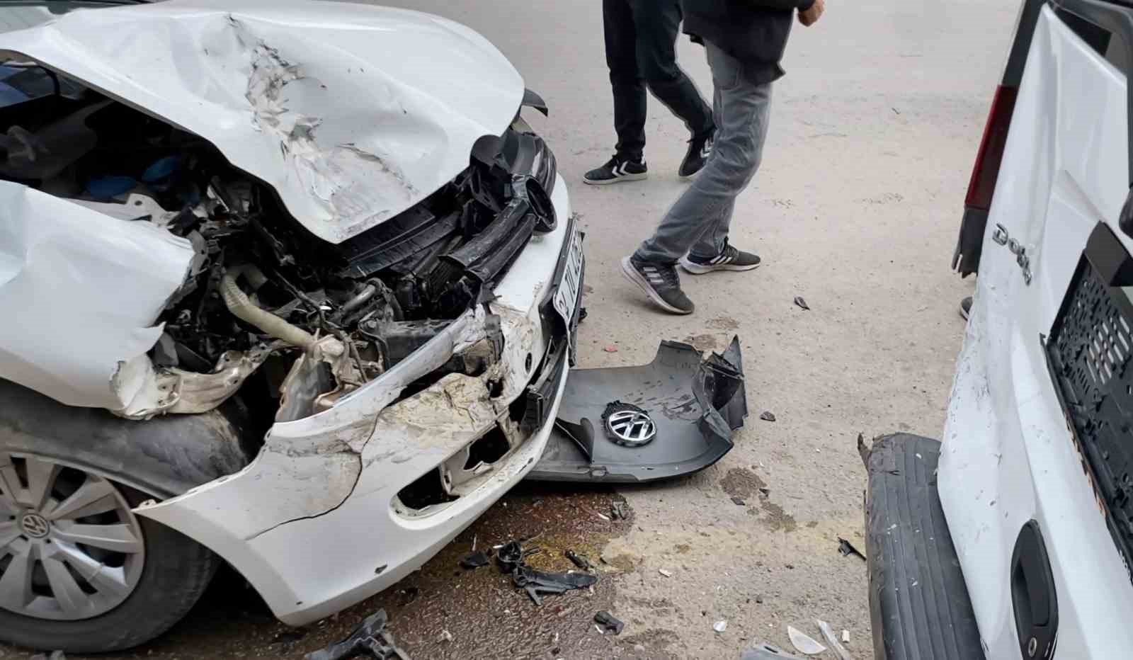 otomobil-park-halindeki-araclara-carpti