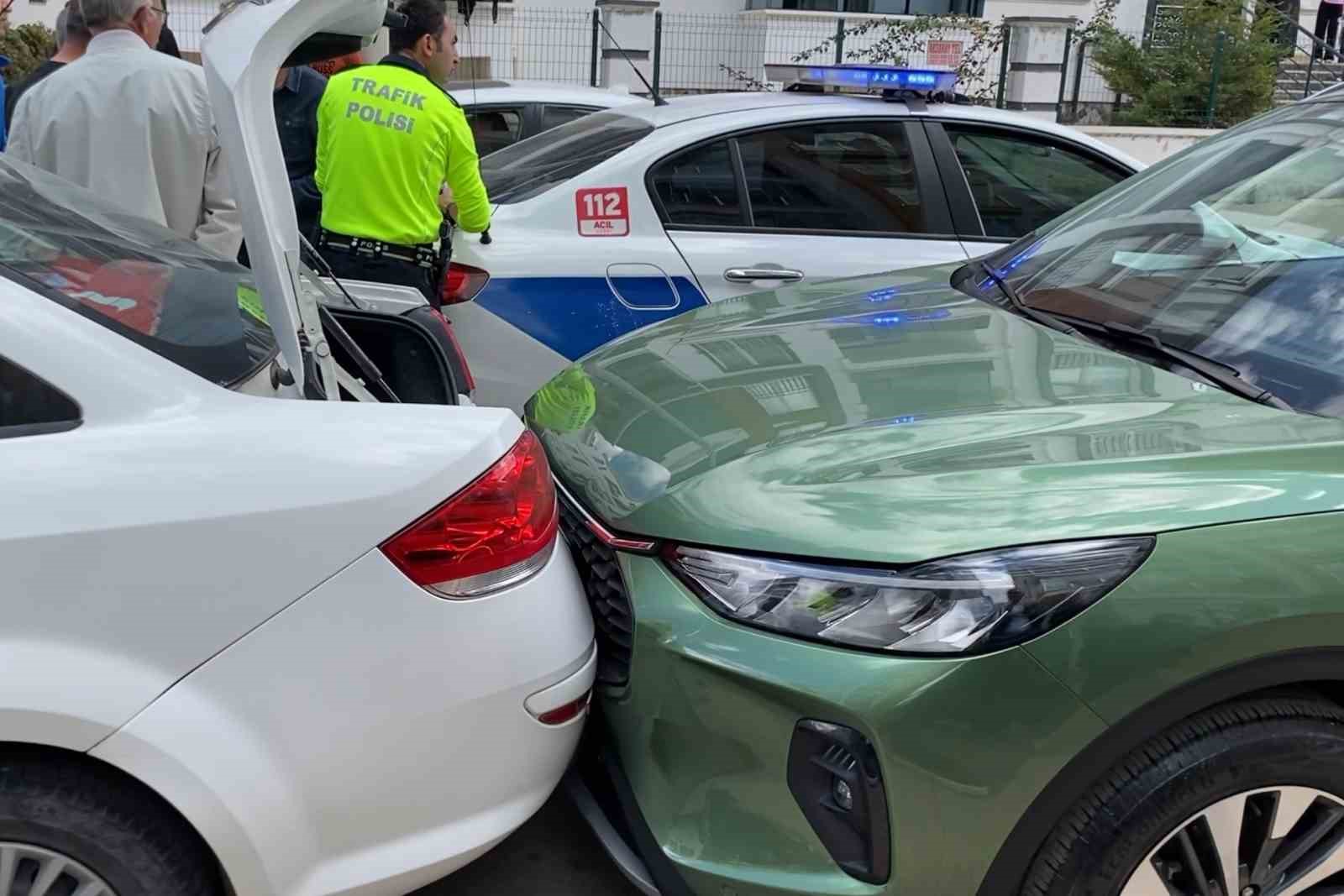 otomobil-park-halindeki-araclara-carpti