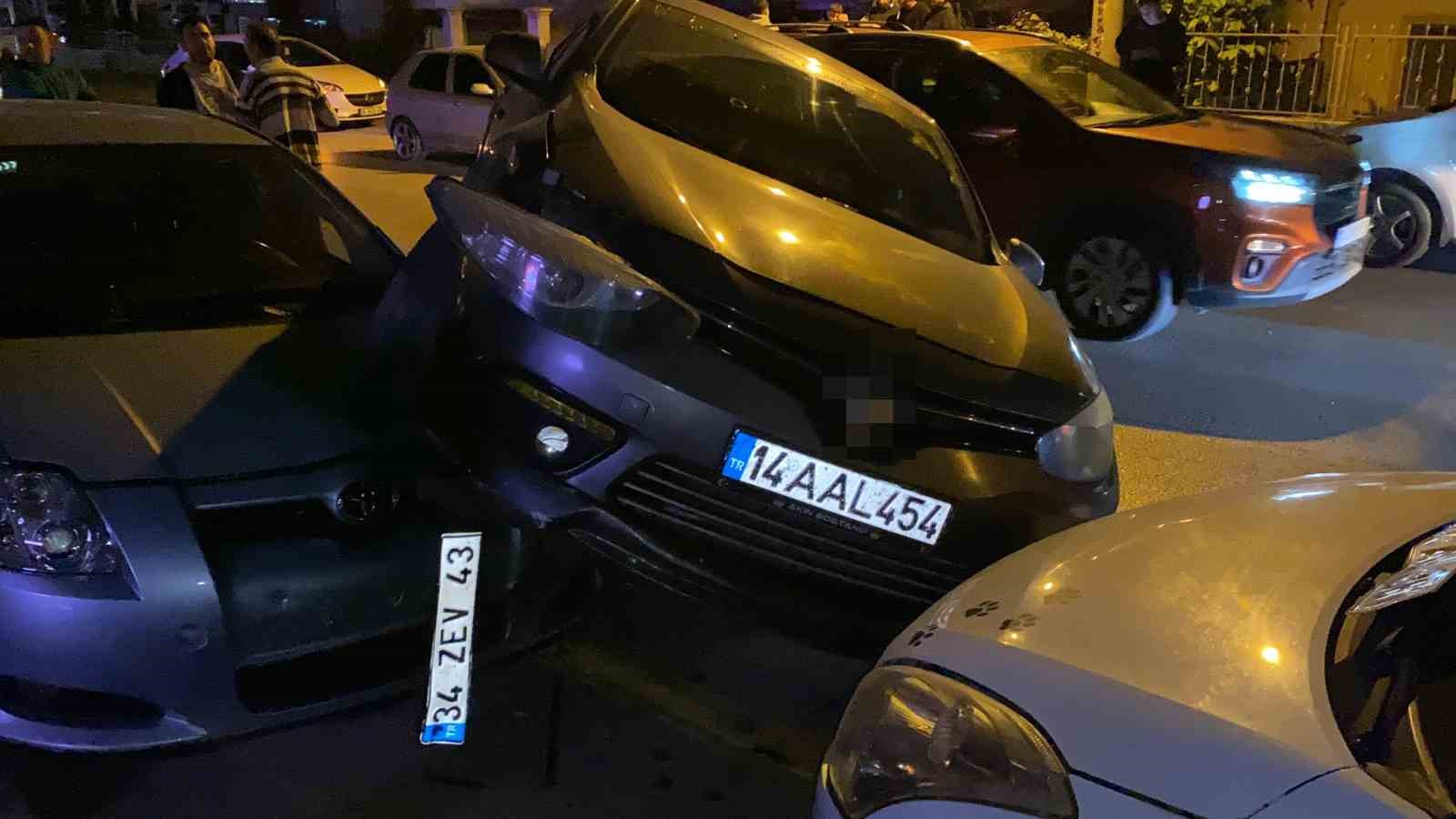 park-halindeki-2-araca-carpip-asili-kaldi-surucu-olay-yerinden-kacti