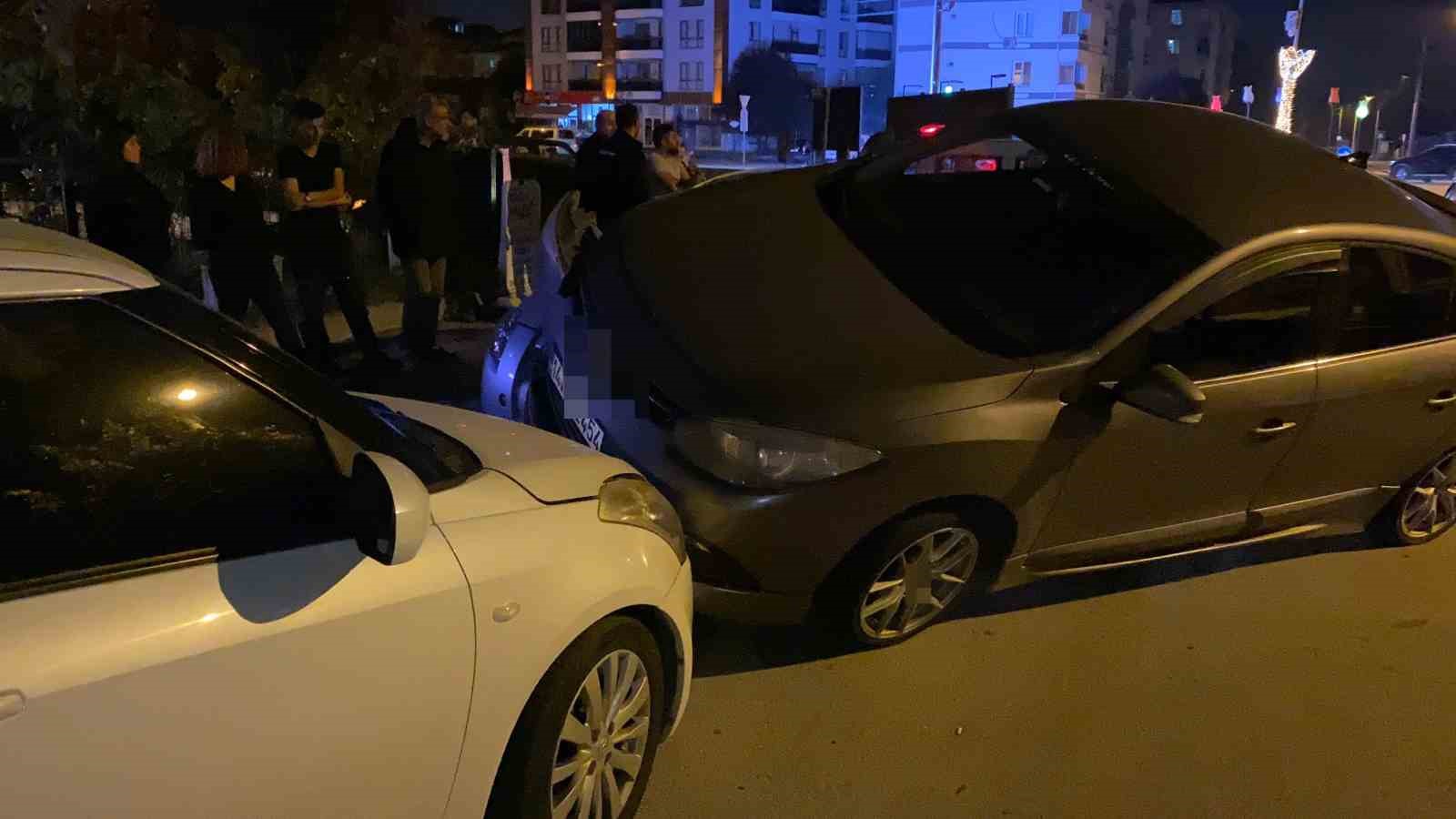 park-halindeki-2-araca-carpip-asili-kaldi-surucu-olay-yerinden-kacti