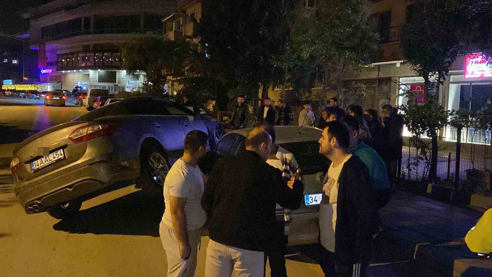 park-halindeki-2-araca-carpip-asili-kaldi-surucu-olay-yerinden-kacti