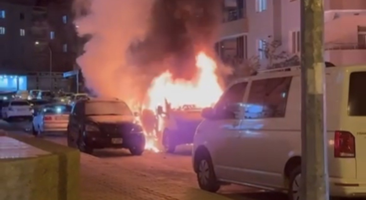 park-halindeki-minibus-alev-topuna-dondu