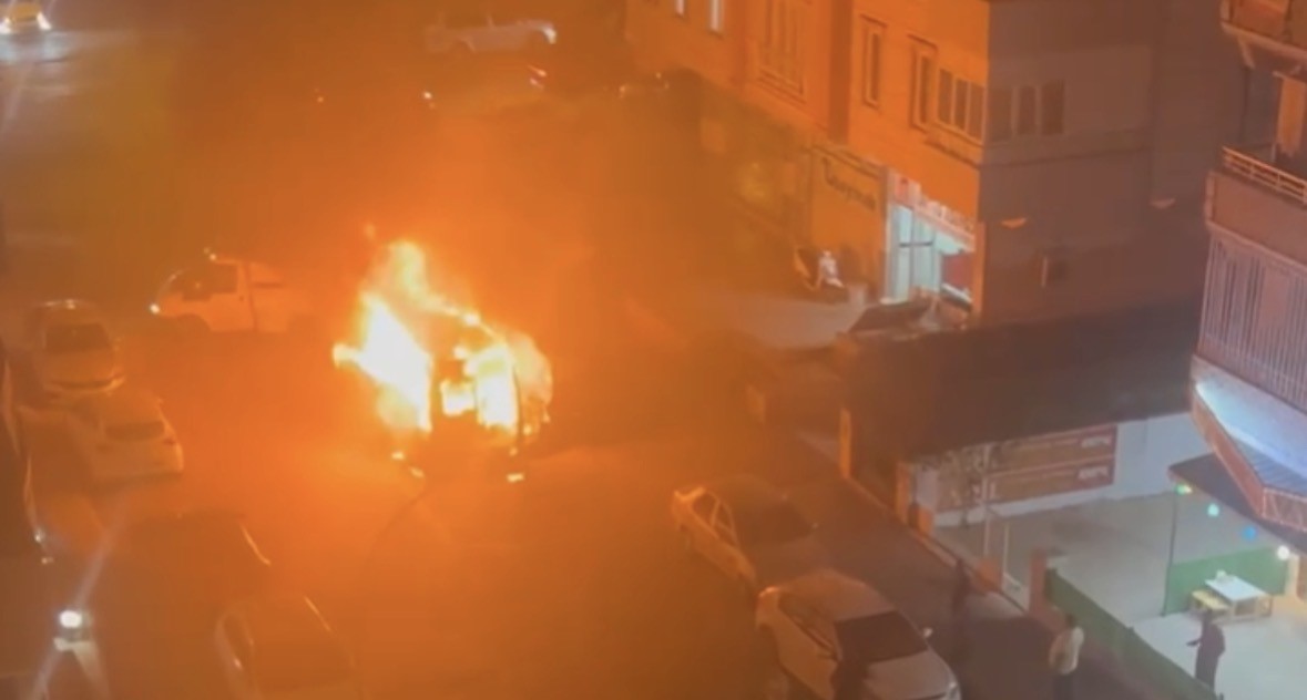 park-halindeki-minibus-alev-topuna-dondu