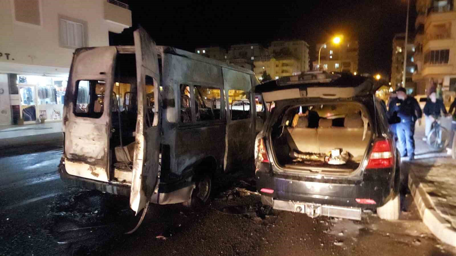 park-halindeki-minibus-alev-topuna-dondu