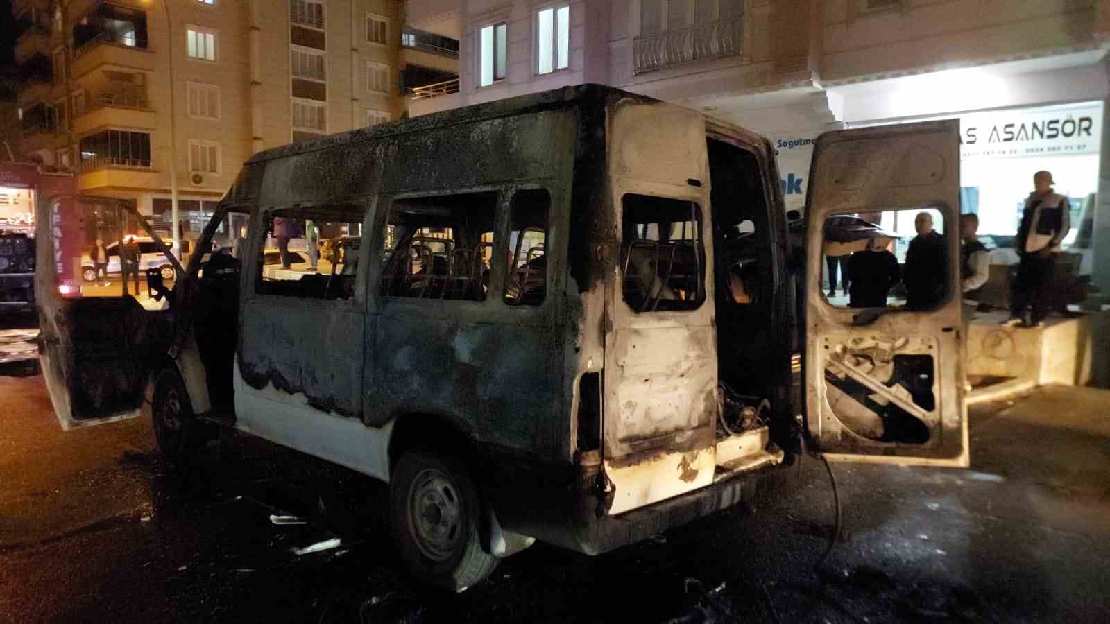 park-halindeki-minibus-alev-topuna-dondu