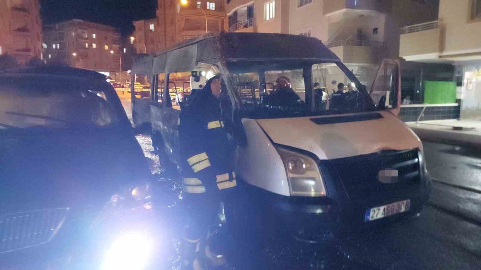 park-halindeki-minibus-alev-topuna-dondu