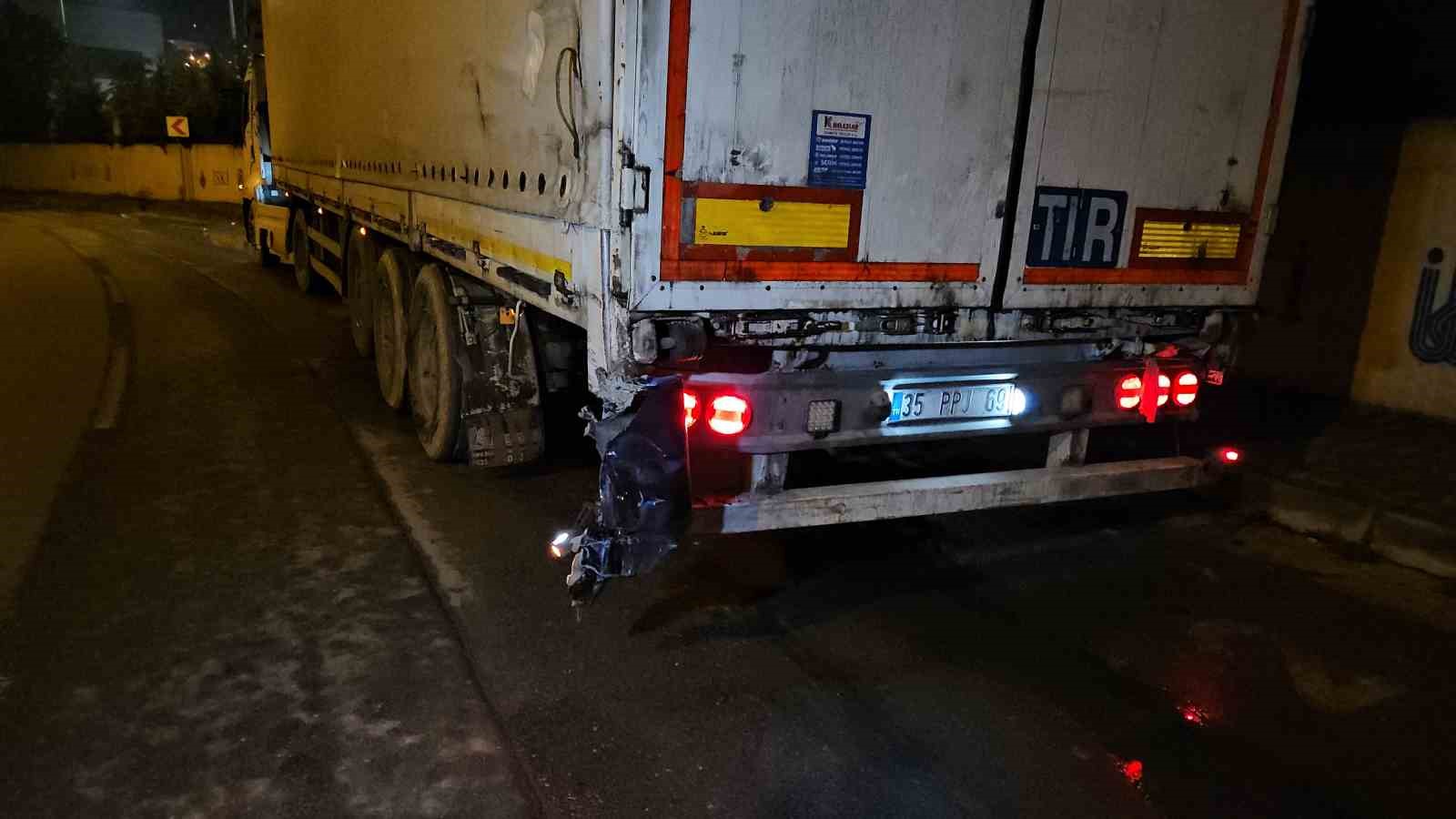 park-halindeki-tira-carpan-surucu-agir-hasar-alan-aracini-birakip-kacti