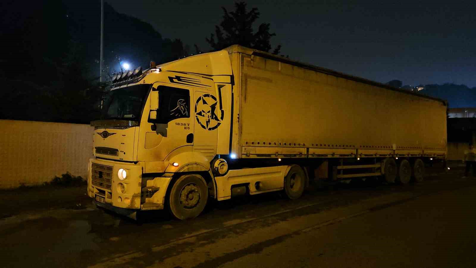 park-halindeki-tira-carpan-surucu-agir-hasar-alan-aracini-birakip-kacti