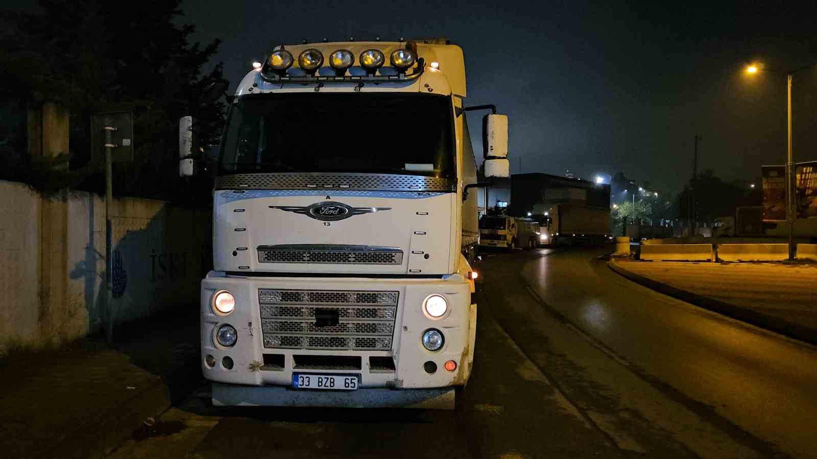 park-halindeki-tira-carpan-surucu-agir-hasar-alan-aracini-birakip-kacti