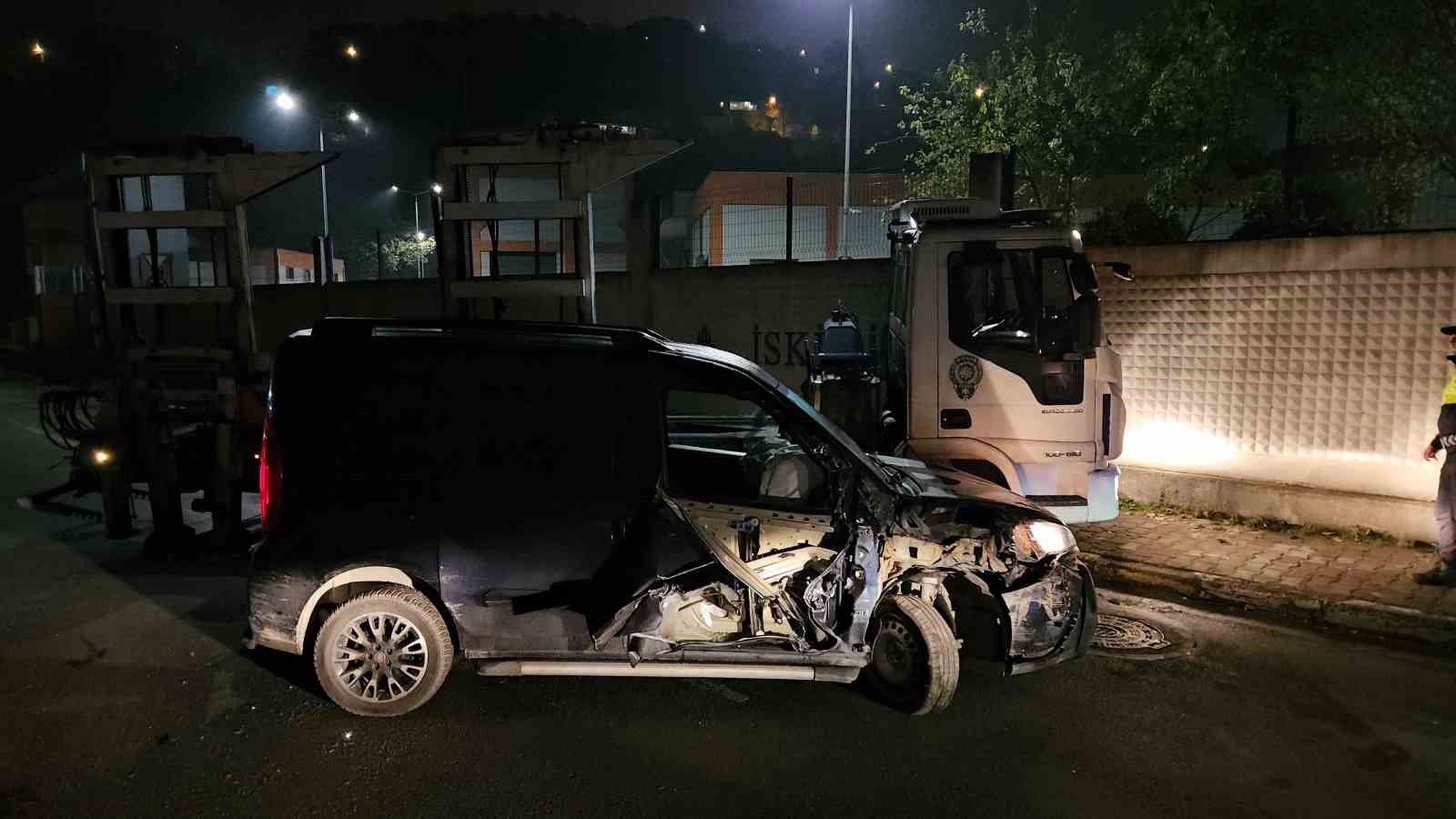 park-halindeki-tira-carpan-surucu-agir-hasar-alan-aracini-birakip-kacti