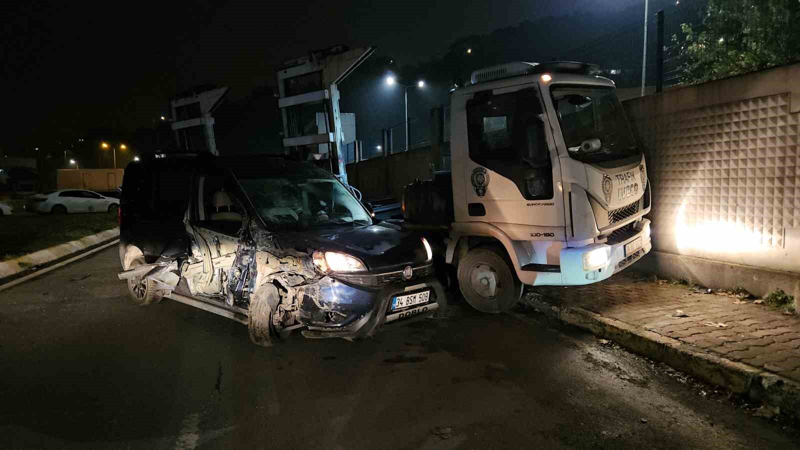 park-halindeki-tira-carpan-surucu-agir-hasar-alan-aracini-birakip-kacti