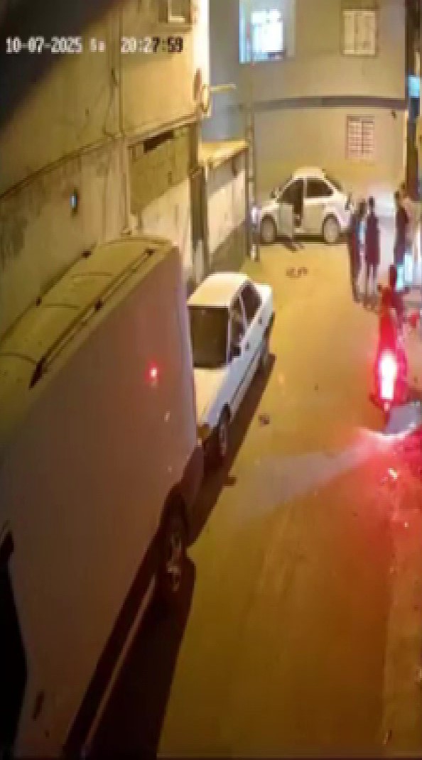 polis-susu-verip-cakarla-gezdi-havaya-ates-acip-cocuklarin-uzerini-aradi