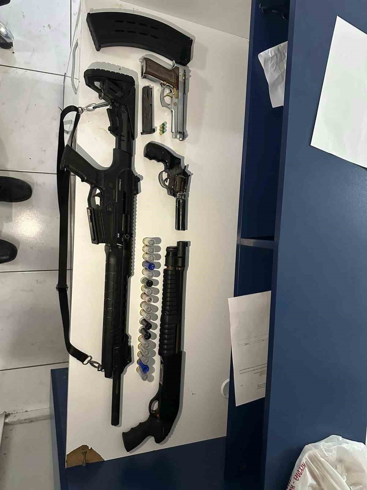 polis-susu-verip-cakarla-gezdi-havaya-ates-acip-cocuklarin-uzerini-aradi