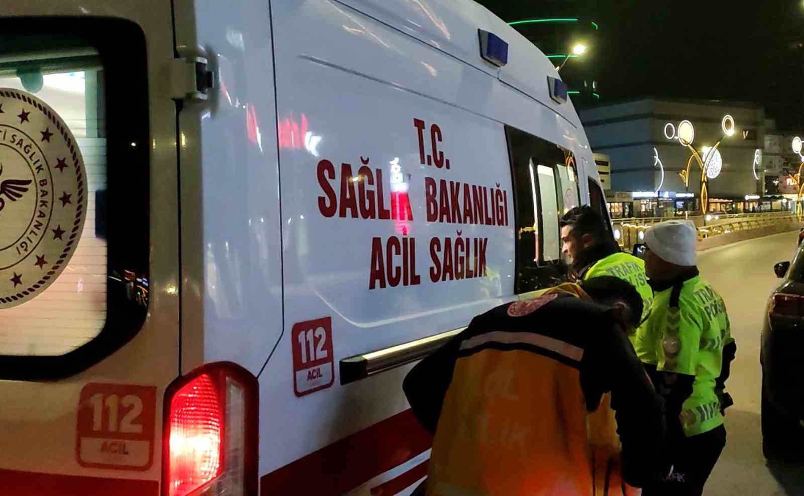 refujdeki-trafik-levhasina-carpan-motosikletteki-baba-ve-oglu-yaralandi