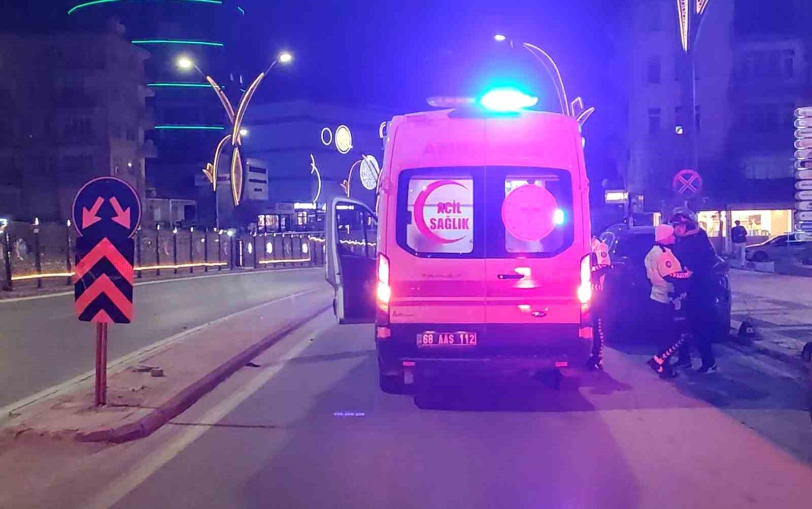 refujdeki-trafik-levhasina-carpan-motosikletteki-baba-ve-oglu-yaralandi