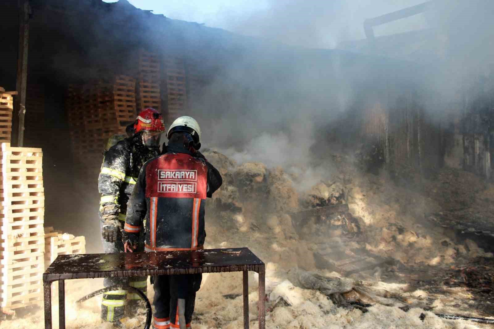 sakaryada-ahsap-atolyesinde-korkutan-yangin