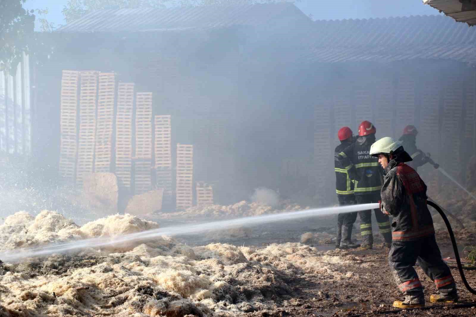 sakaryada-ahsap-atolyesinde-korkutan-yangin