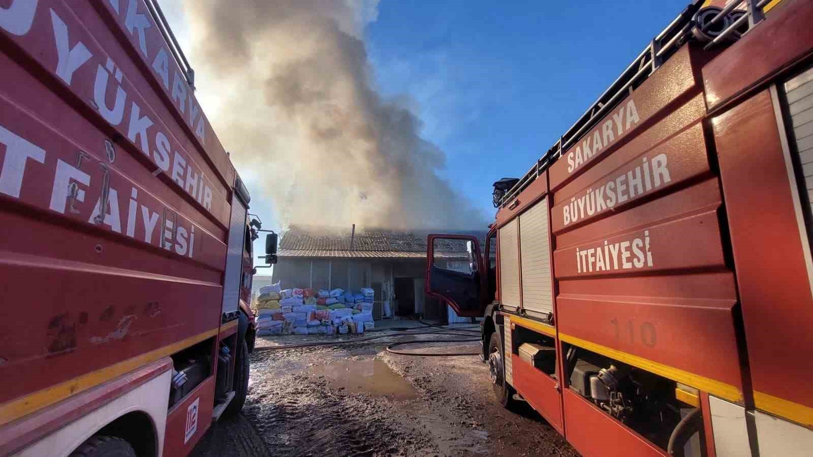 sakaryada-ahsap-atolyesinde-korkutan-yangin