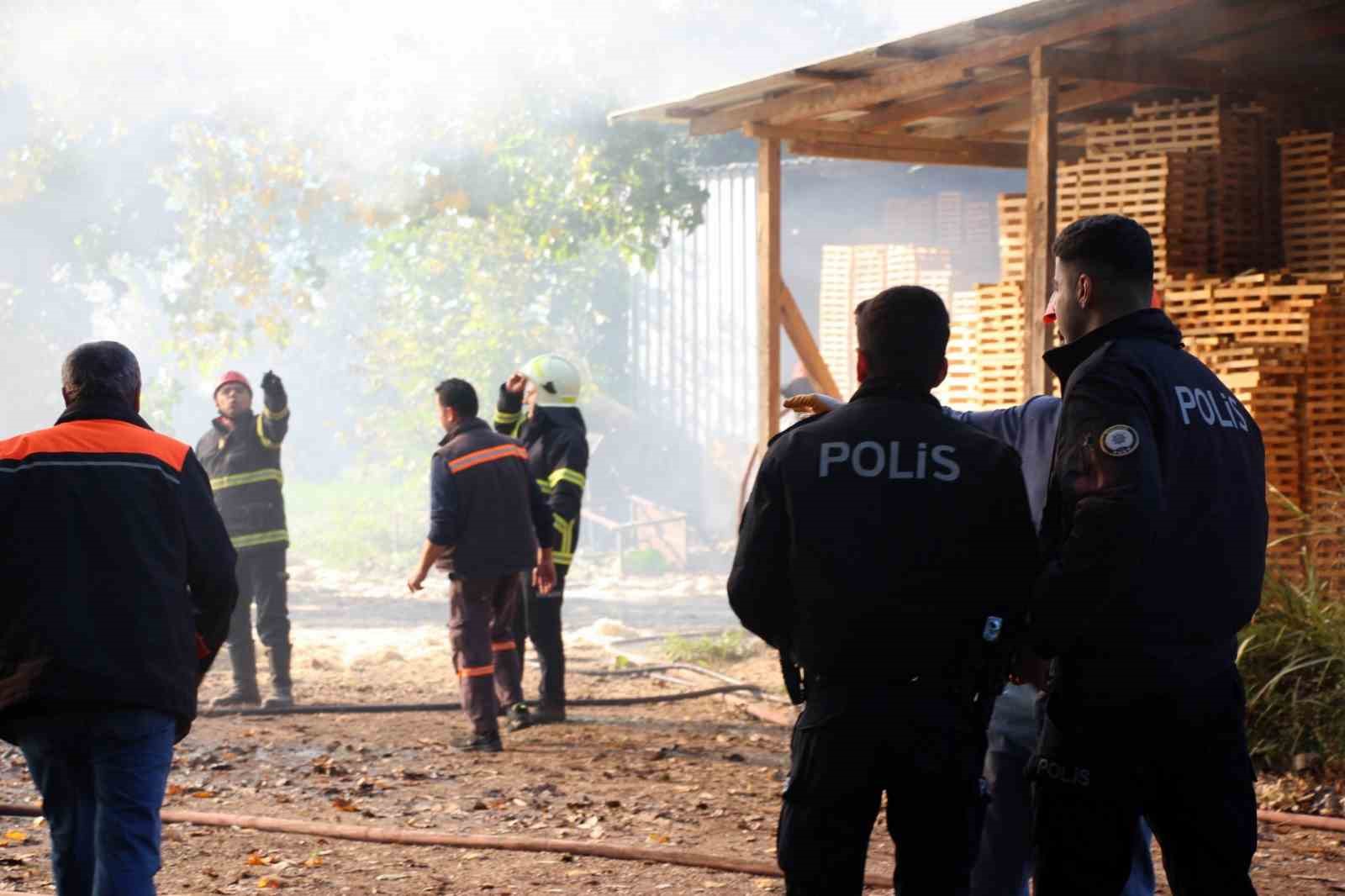 sakaryada-ahsap-atolyesinde-korkutan-yangin