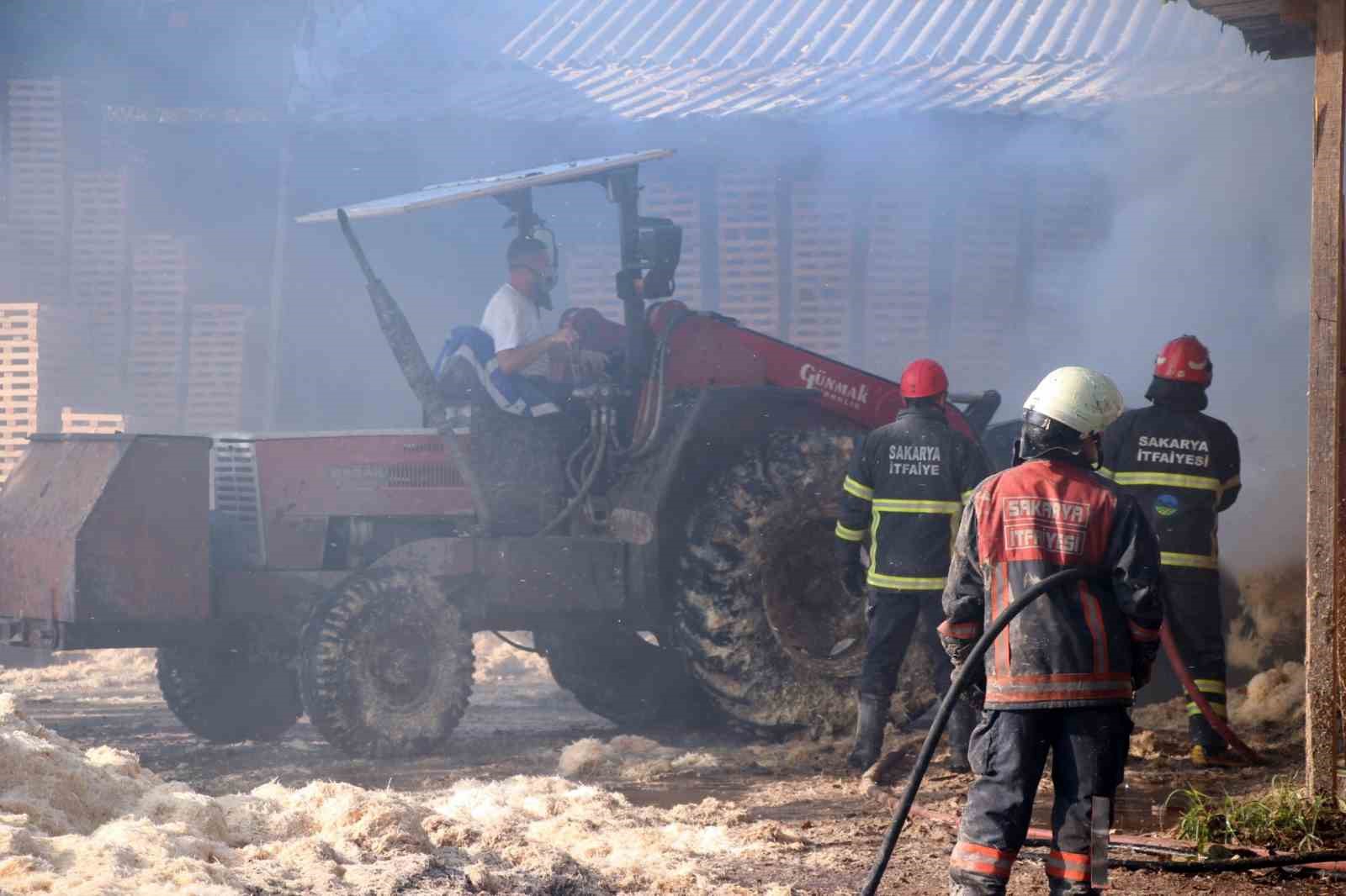 sakaryada-ahsap-atolyesinde-korkutan-yangin