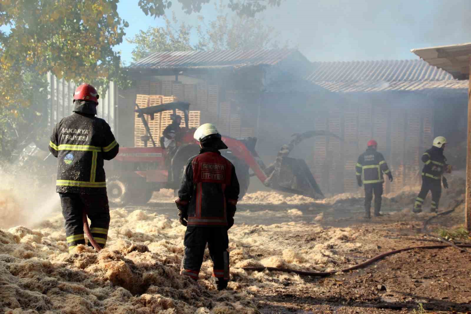 sakaryada-ahsap-atolyesinde-korkutan-yangin