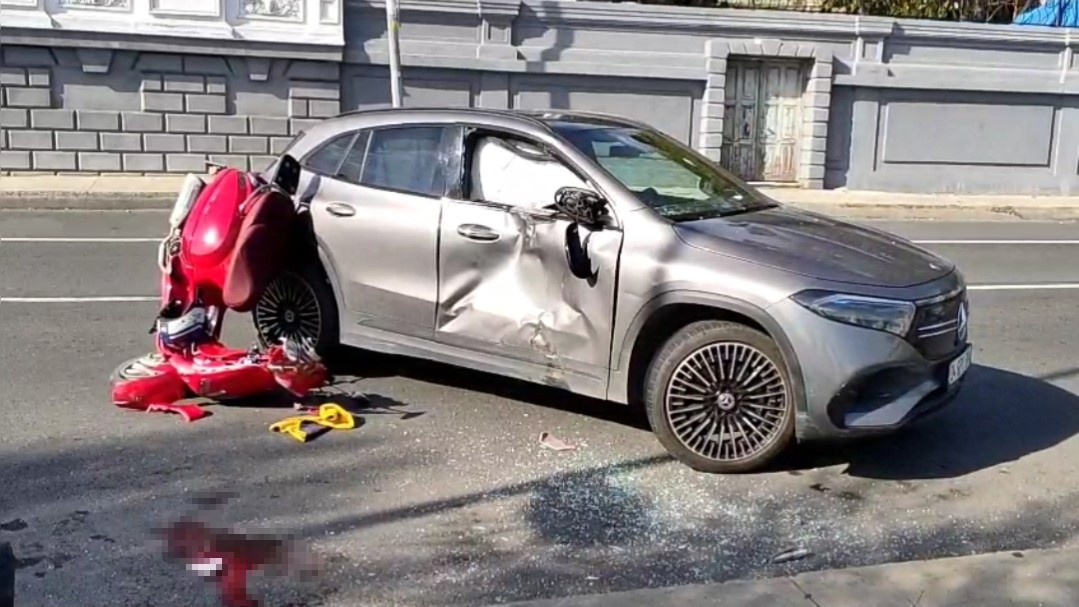 sariyerde-u-donusu-yapan-otomobil-motosikletle-carpisti-1-agir-yarali