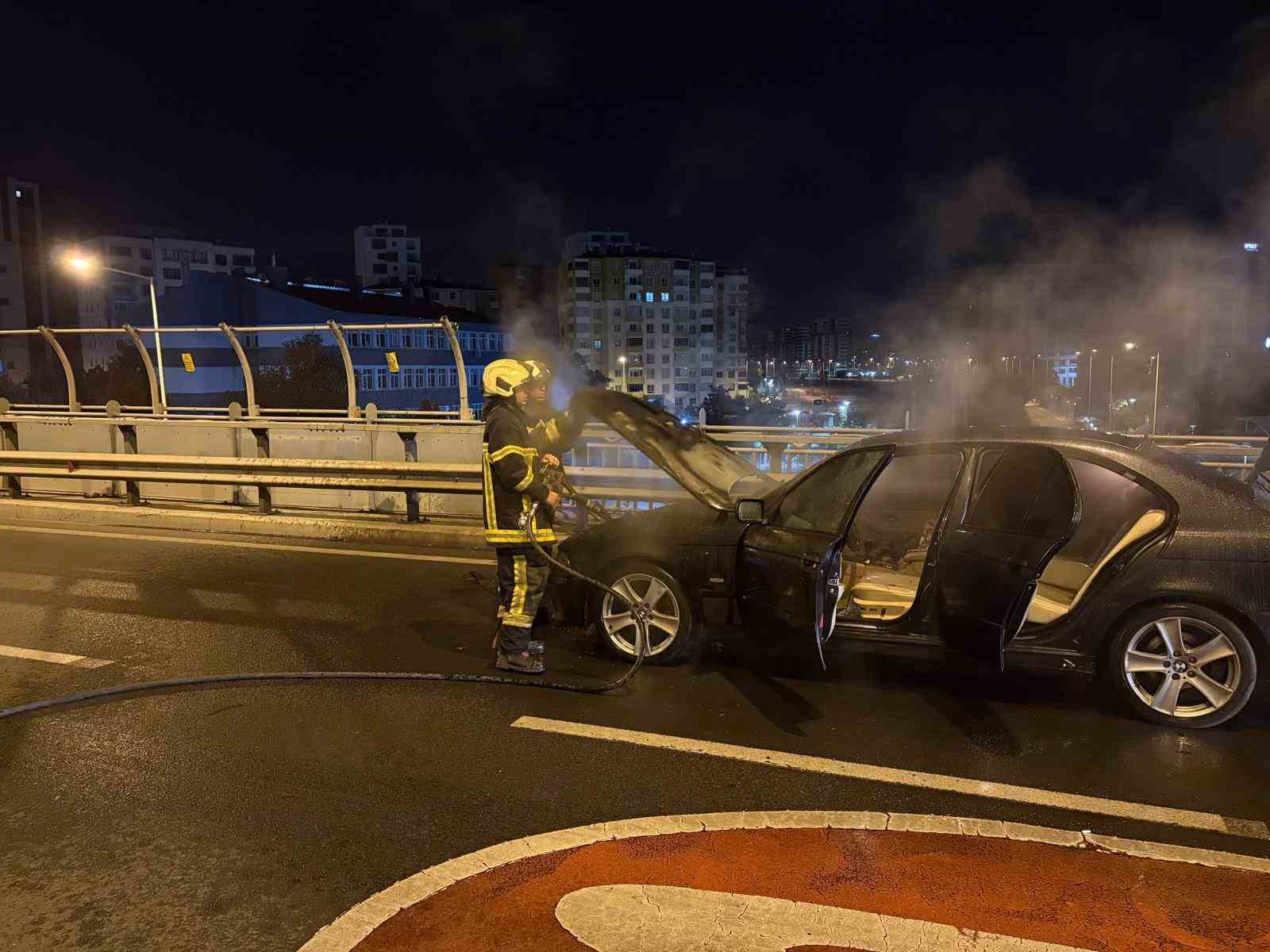 seyir-halindeki-otomobil-alev-aldi