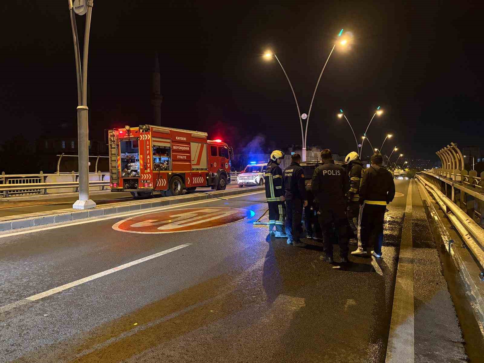 seyir-halindeki-otomobil-alev-aldi