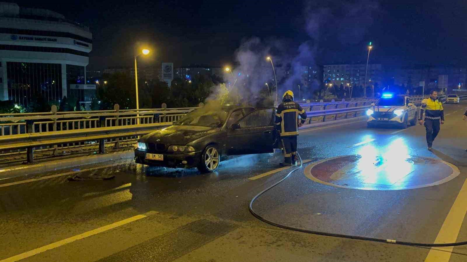 seyir-halindeki-otomobil-alev-aldi