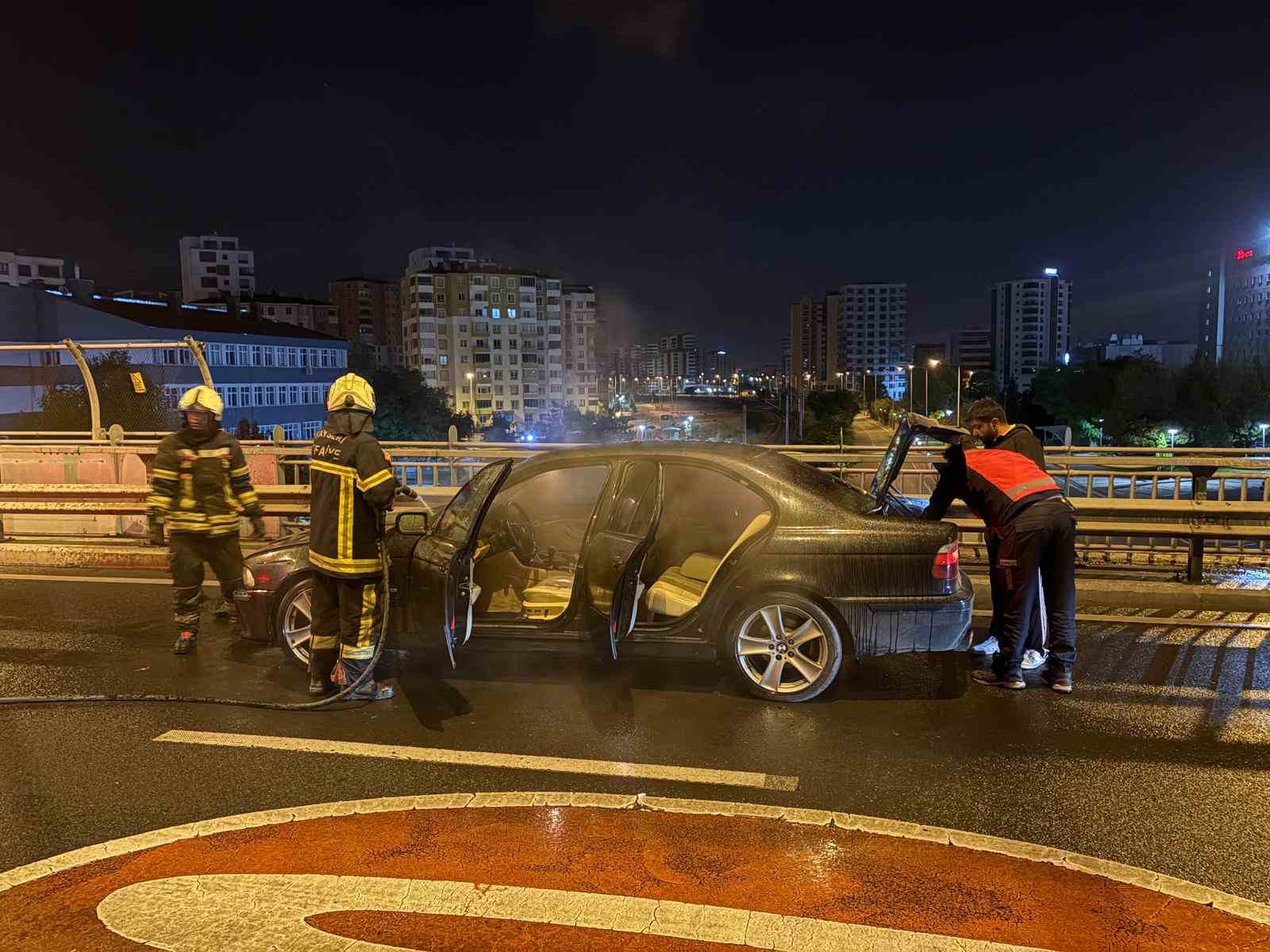 seyir-halindeki-otomobil-alev-aldi