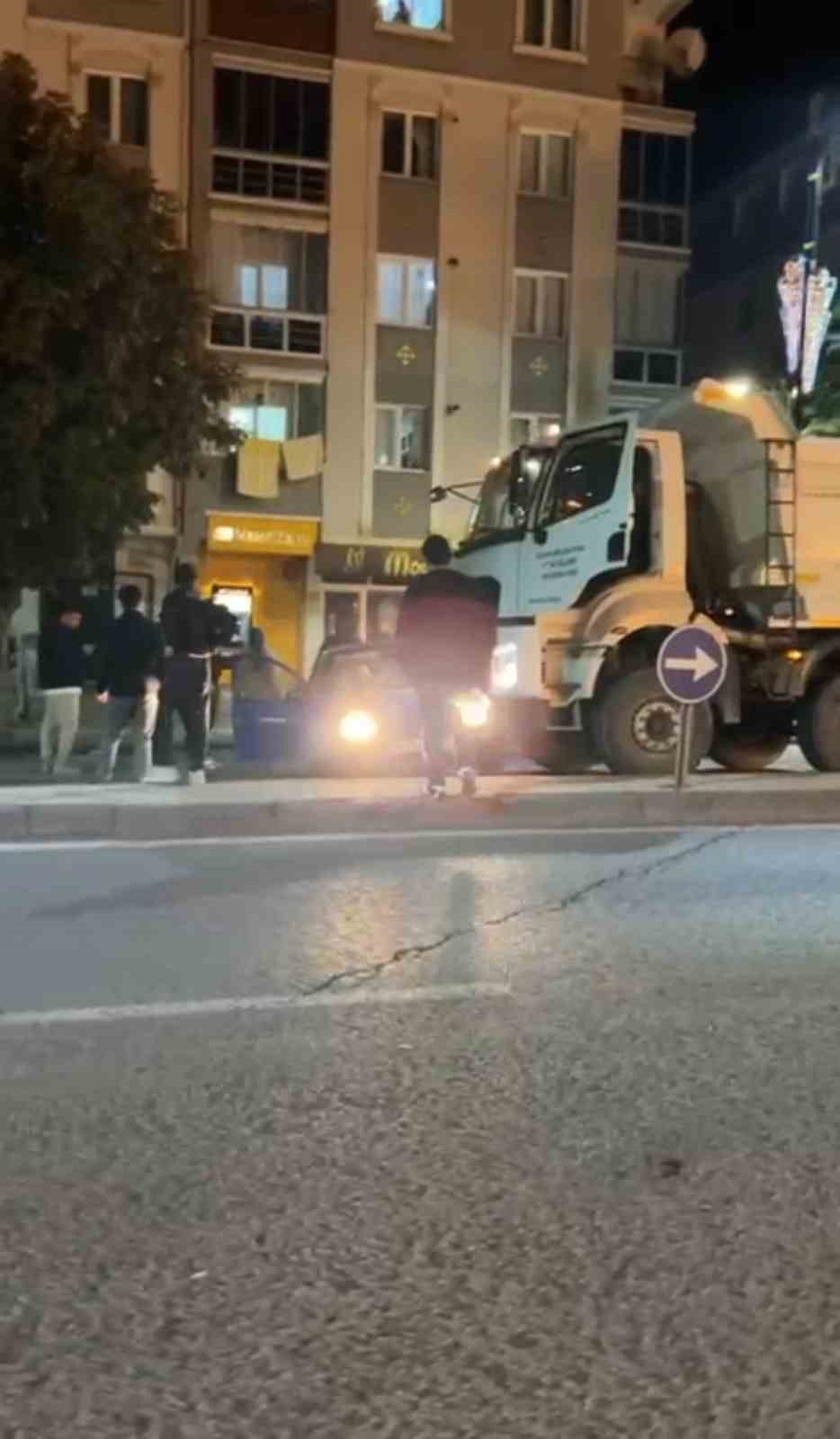 sivasta-seyir-halindeki-kamyon-otomobile-carpti