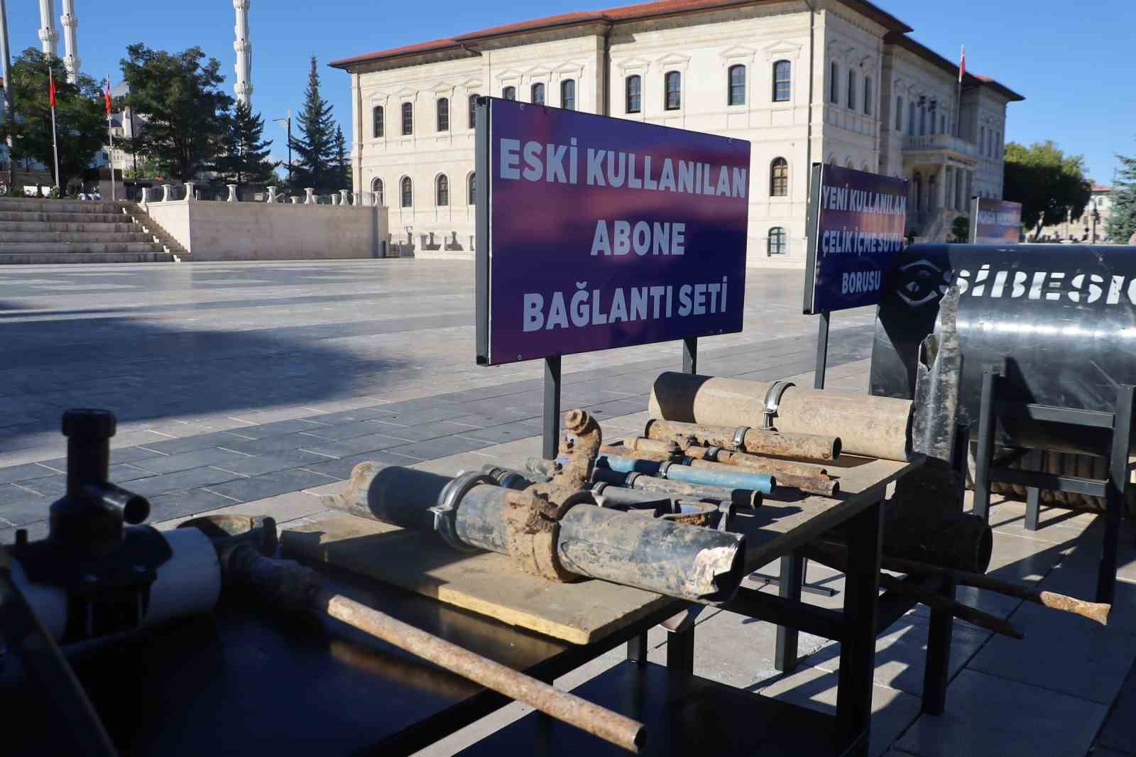 sivasta-yer-altindan-cikarilan-borular-kent-meydaninda-sergileniyor