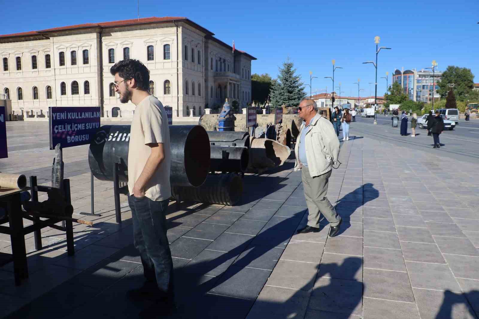 sivasta-yer-altindan-cikarilan-borular-kent-meydaninda-sergileniyor