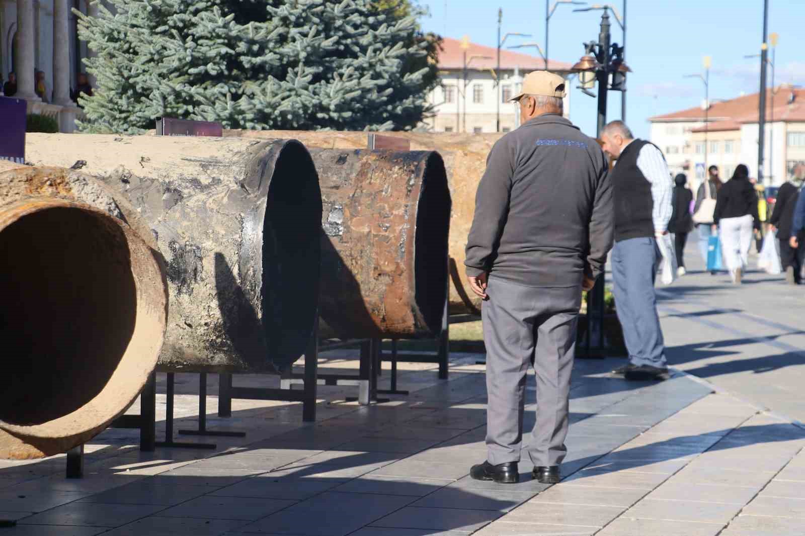 sivasta-yer-altindan-cikarilan-borular-kent-meydaninda-sergileniyor