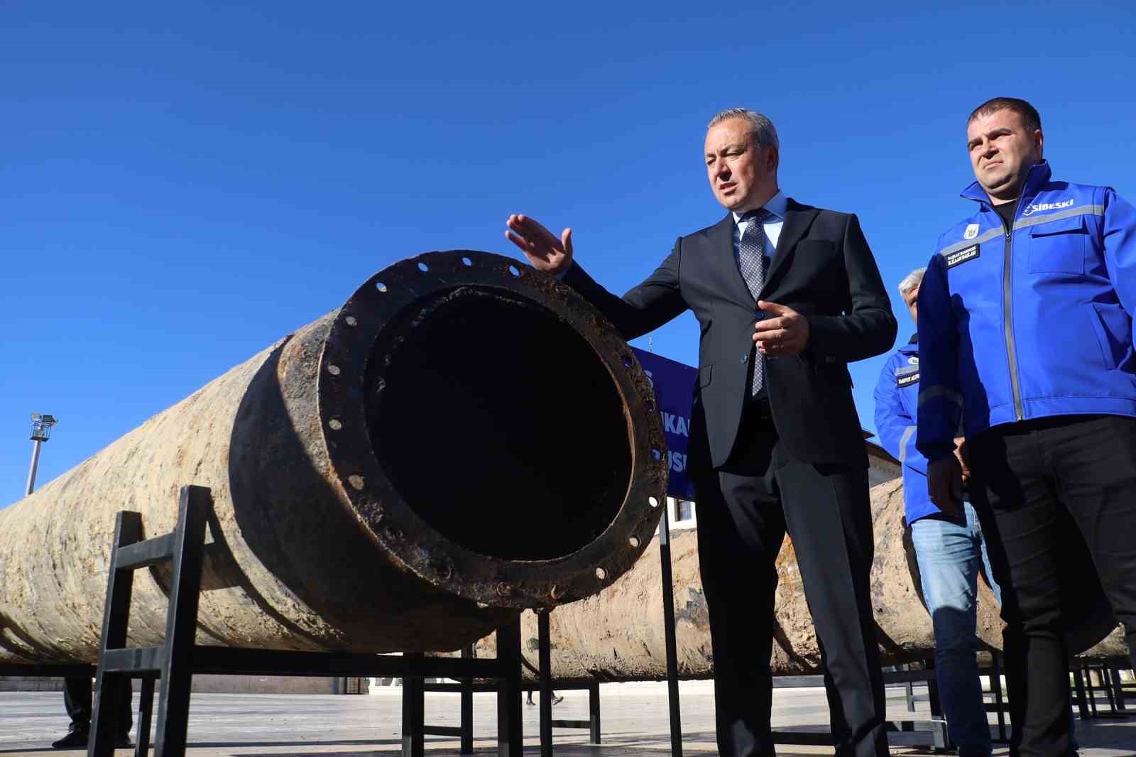 sivasta-yer-altindan-cikarilan-borular-kent-meydaninda-sergileniyor