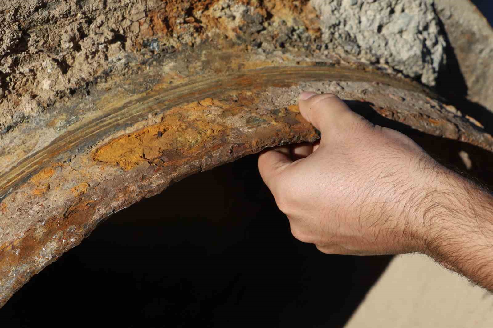 sivasta-yer-altindan-cikarilan-borular-kent-meydaninda-sergileniyor